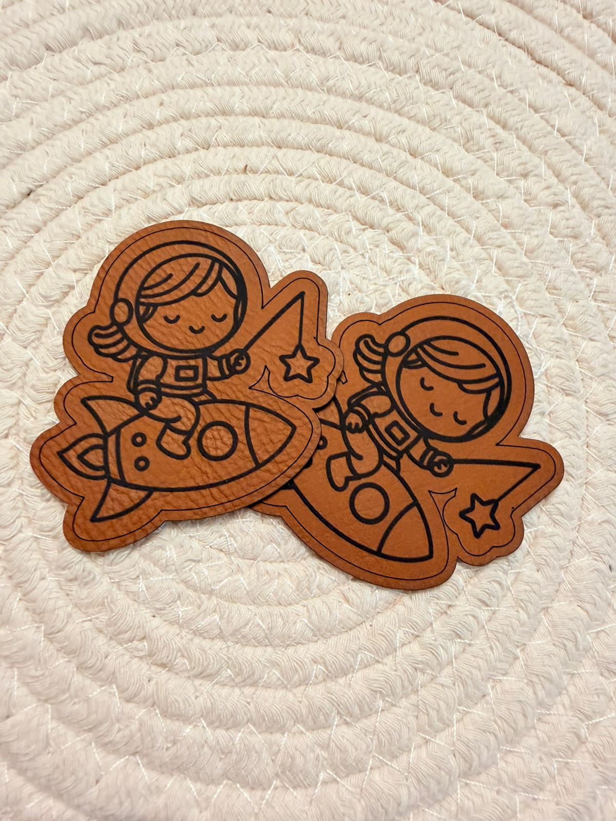 superweiches braunes Kontur Kunstlederlabel mit einem kleinen Girl auf einer Rakete sitzend