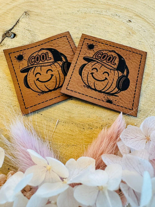 superweiches braunes Kunstlederlabel mit einem kleinen coolen Kürbis abgebildet