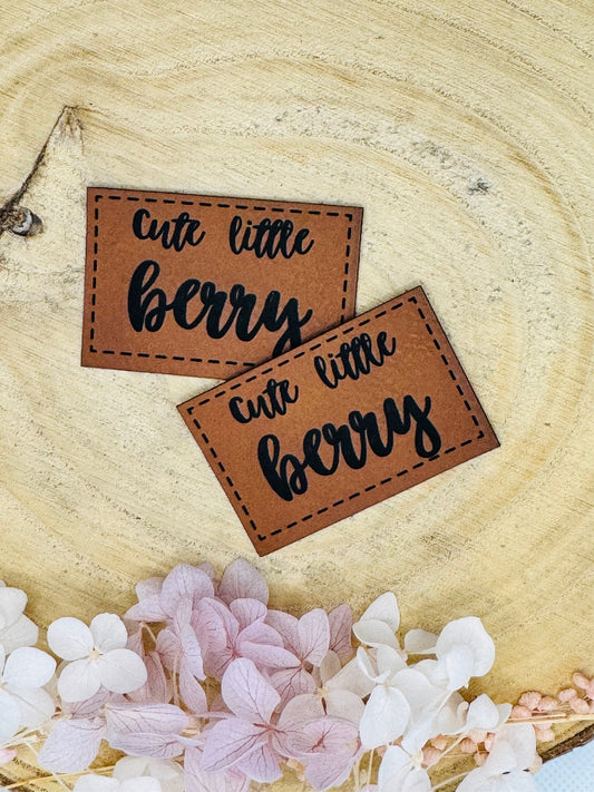 superweiches braunes Kunstlederlabel mit dem Spruch Cute little berry