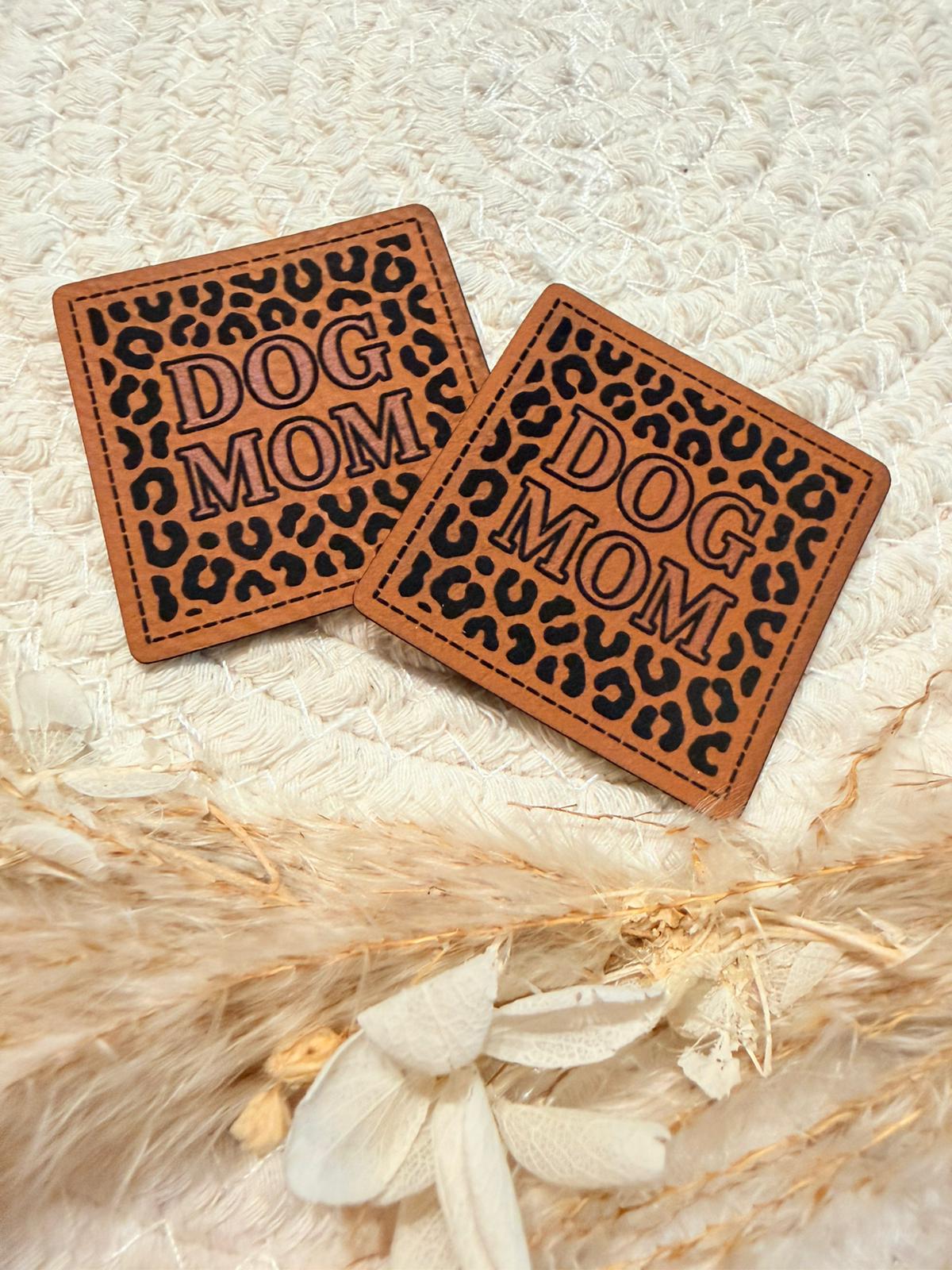 superweiches braunes Kunstlederlabel mit dem Spruch Dog Mom und kleinen Hundepfoten