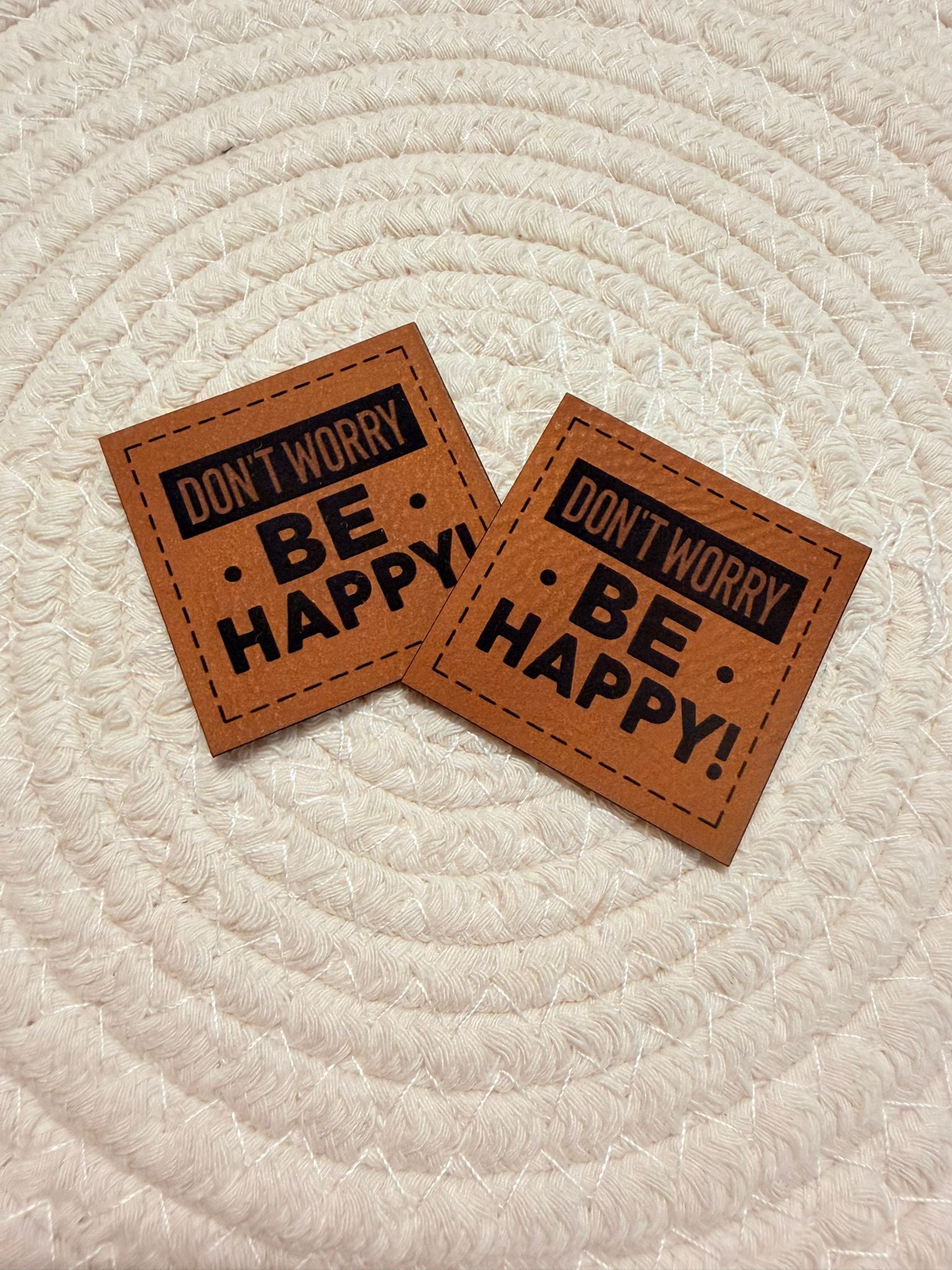 superweiches braunes Kunstlederlabel mit dem Spruch Don`t Worry - Be Happy!