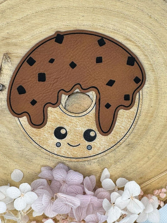 superweiches Kunstlederlabel Motiv Donut zusammengesetzt aus einem Unterteil in Kork Optik und einem Oberteil in der Farbe Schoko