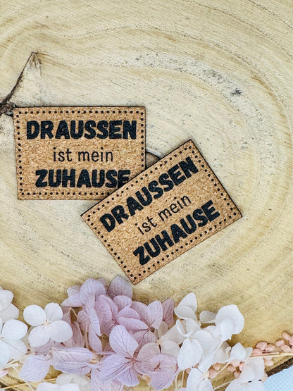 superweiches Kunstlederlabel in Kork Optik mit dem Spruch Draussen ist mein Zuhause