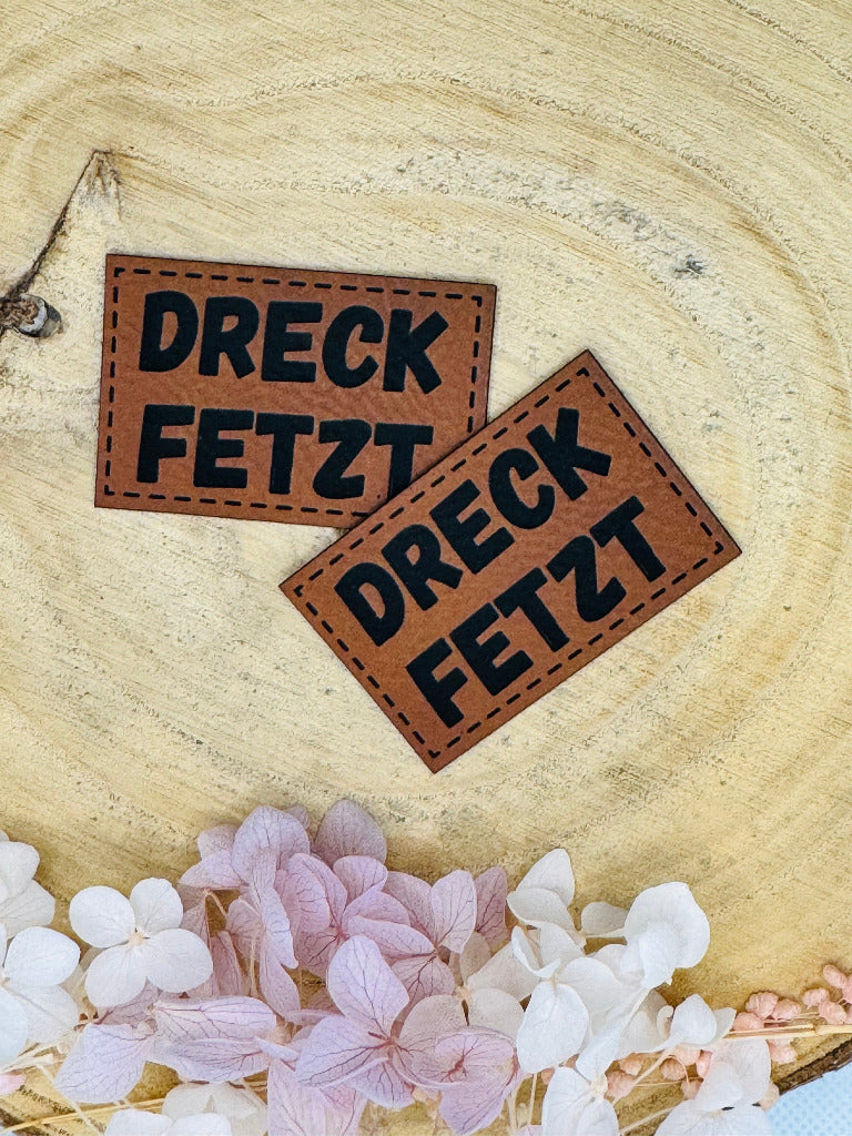 superweiches braunes Kunstlederlabel mit dem Spruch Dreck fetzt
