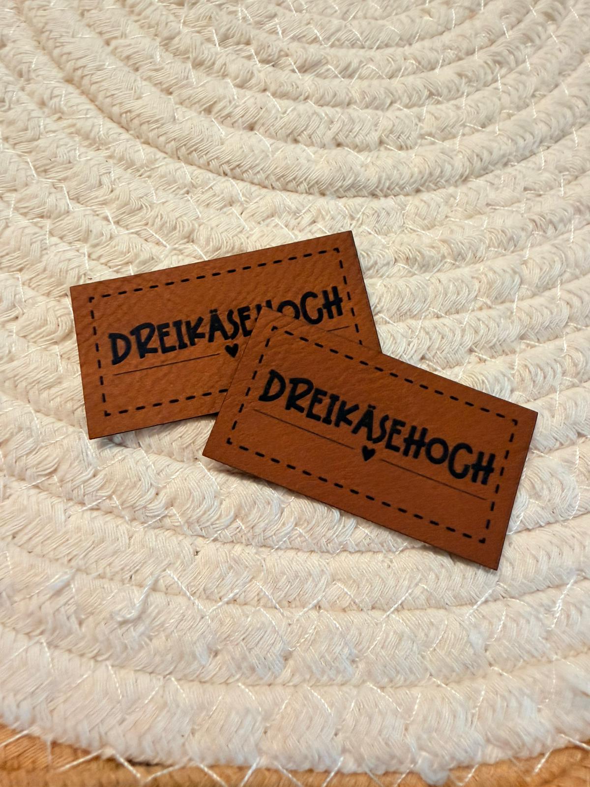 superweiches braunes Kunstlederlabel mit dem Spruch Dreikäsehoch