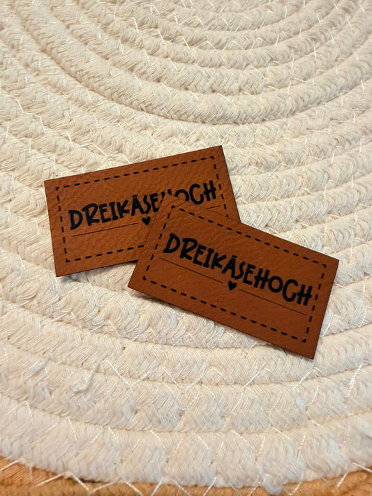 superweiches braunes Kunstlederlabel mit dem Spruch Dreikäsehoch