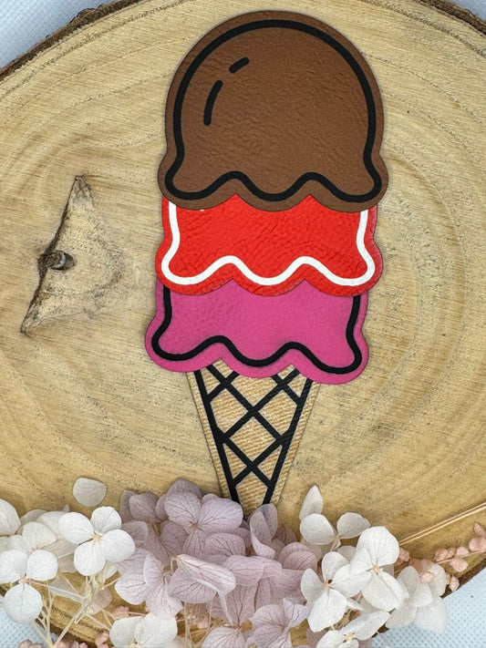 superweiches Kunstlederlabel einer Eiswaffel mit drei Eiskugeln abgebildet