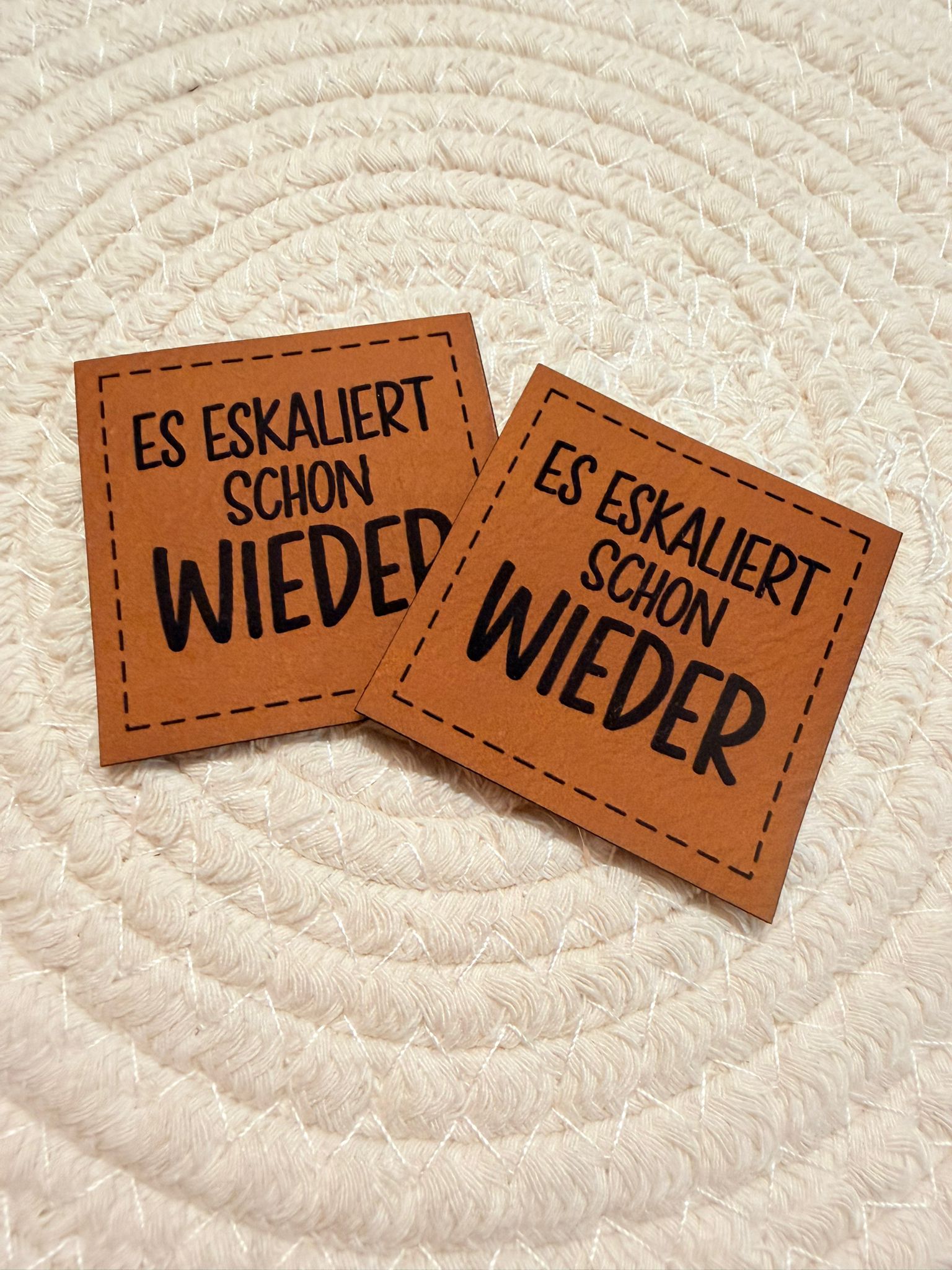 superweiches braunes Kunstlederlabel mit dem Spruch Es eskaliert schon wieder