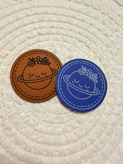 superweiches Kunstlederlabel mit einem blumengeschmückten Planeten in blau und braun