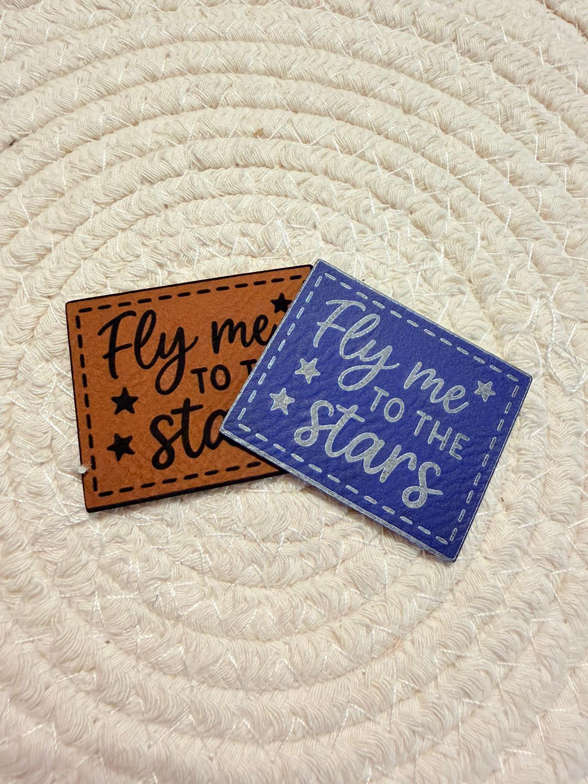 superweiches Kunstlederlabel mit dem Spruch Fly me to the Stars in blau und braun