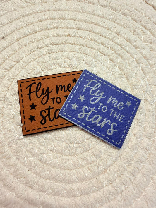 superweiches Kunstlederlabel mit dem Spruch Fly me to the Stars in blau und braun