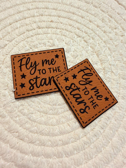 superweiches braunes Kunstlederlabel mit dem Spruch Fly me to the Stars