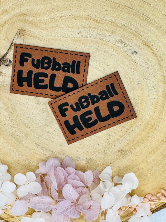 superweiches braunes Kunstlederlabel mit dem Spruch Fußball HELD