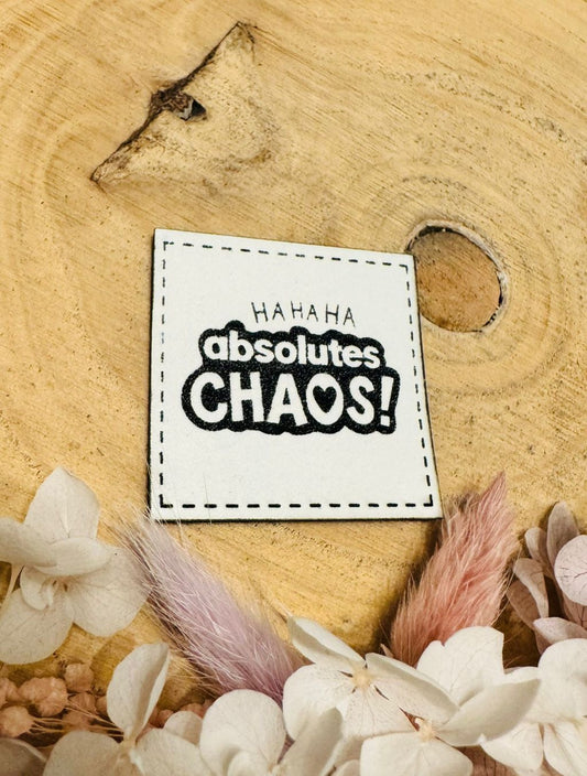 exclusives superweiches weisses Glow in the Dark  Kunstleder Label der Bienenkinder, welches im Dunkel leuchtet mit dem Spruch Hahaha absolutes Chaos!