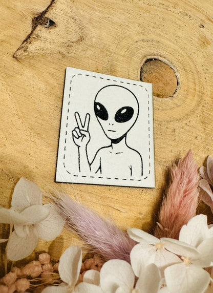 exclusives superweiches weisses Kunstleder Label der Bienenkinder, welches im Dunkel leuchtet, mit einem kleinen coolen Alien abgebildet