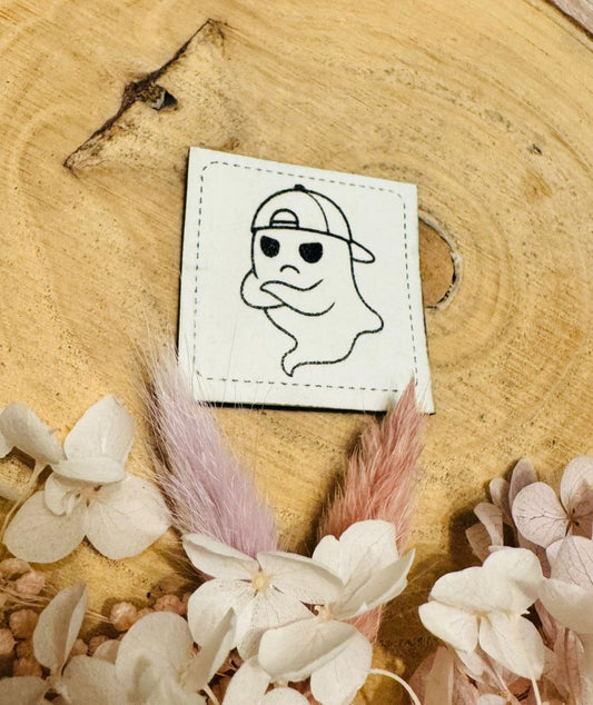 exclusives superweiches weisses Glow in the Dark Kunstleder Label der Bienenkinder, welches im Dunkeln leuchtet, mit einem kleinen Geist abgebildet