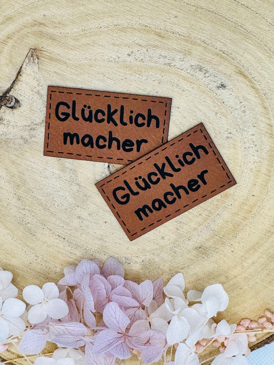superweiches braunes Kunstlederlabel mit dem Spruch Glücklichmacher