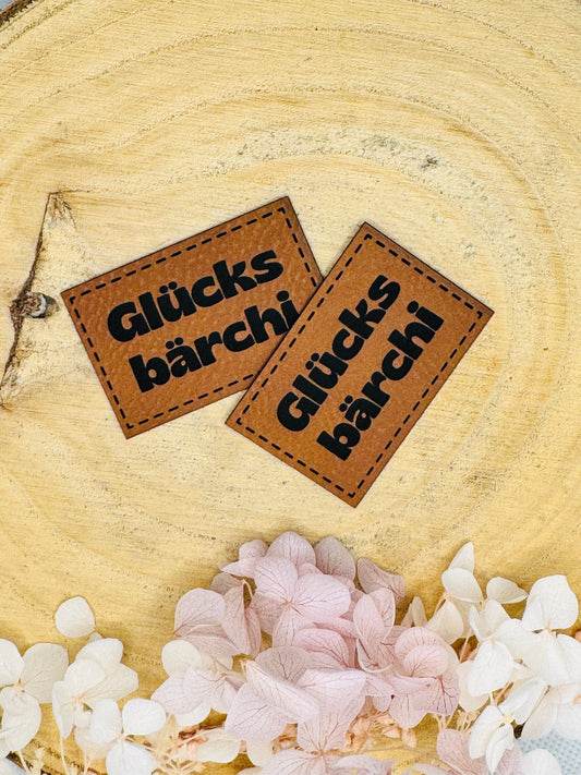 superweiches braunes Kunstlederlabel mit dem Spruch Gluecksbaerchi 