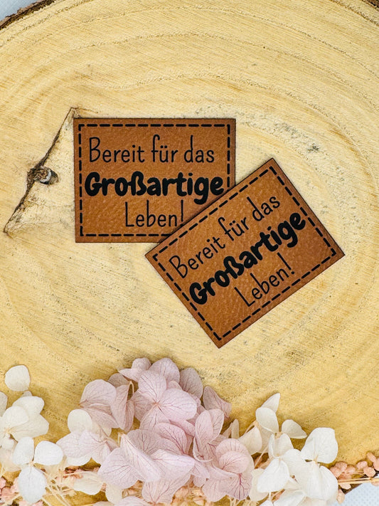 superweiches braunes Kunstlederlabel mit dem Spruch Bereit für das Großartige Leben