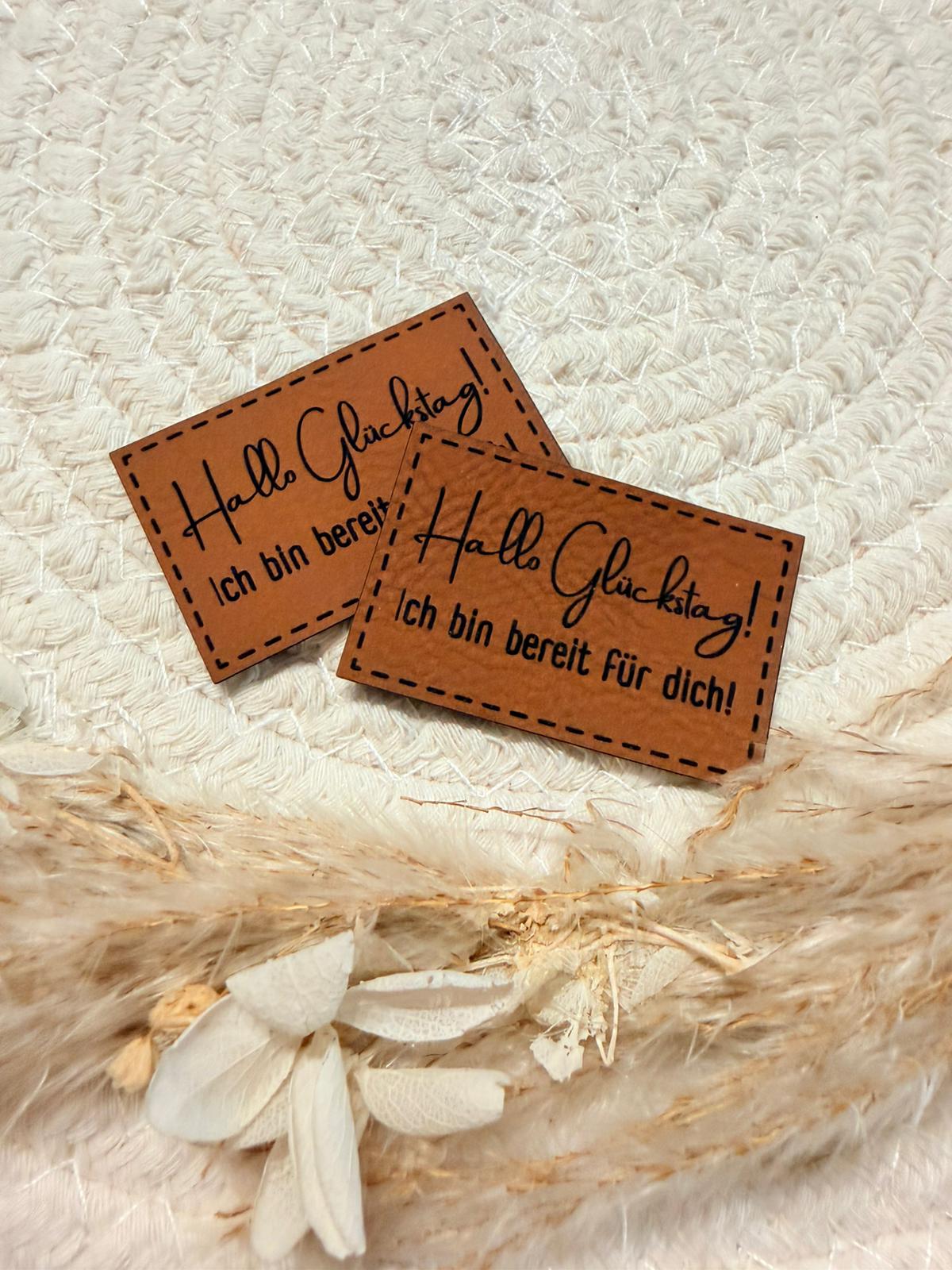 superweiches braunes Kunstlederlabel mit dem Spruch Hallo Glückstag - Ich bin bereit für dich!