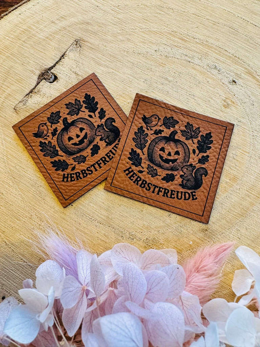 superweiches braunes Kunstleder Label mit dem Spruch Herbstfreude und einer herbtlichen Kürbisszene abgebildet