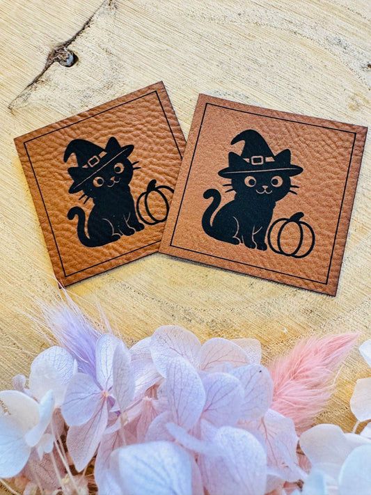 superweiches braunes Kunstlederlabel mit einem kleinen Halloween Kätzchen neben einem Kürbis abgebildet