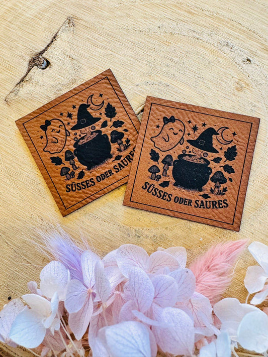 superweiches braunes Kunstleder Label mit dem Spruch Süsses oder Saures und einer herbstlichen Halloween Umgebung