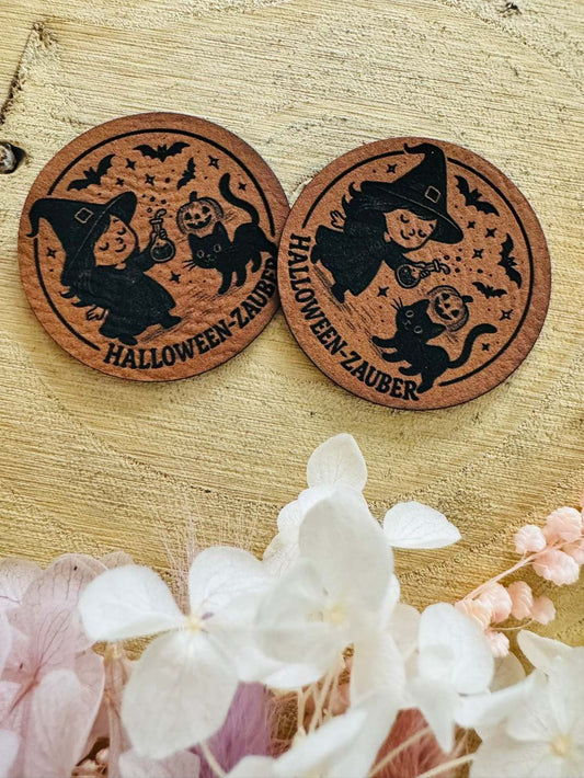 superweiches braunes rundes Kunstlederlabel mit dem Spruch Halloween Zauber und einer kleinen Hexe mit einer schwarzen katze und Fledermäusen abgebildet