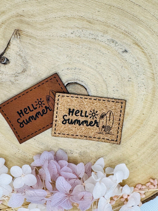 superweiche Kunstlederlabel in  braun und Kork Optik mit dem Spruch Hello Summer