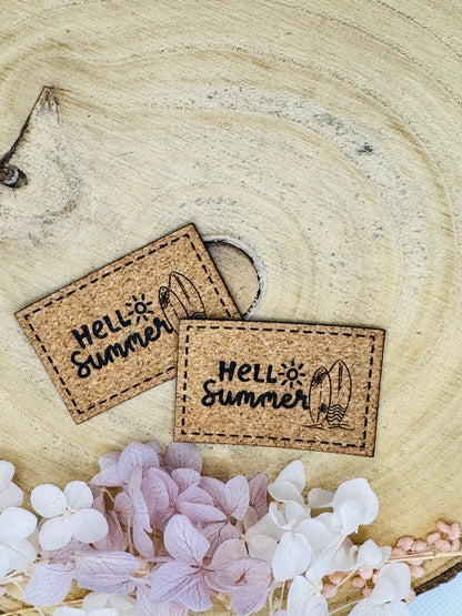 superweiches Kunstlederlabel in Kork Optik mit dem Spruch Hello Summer und abgebildeten Surf Brettern