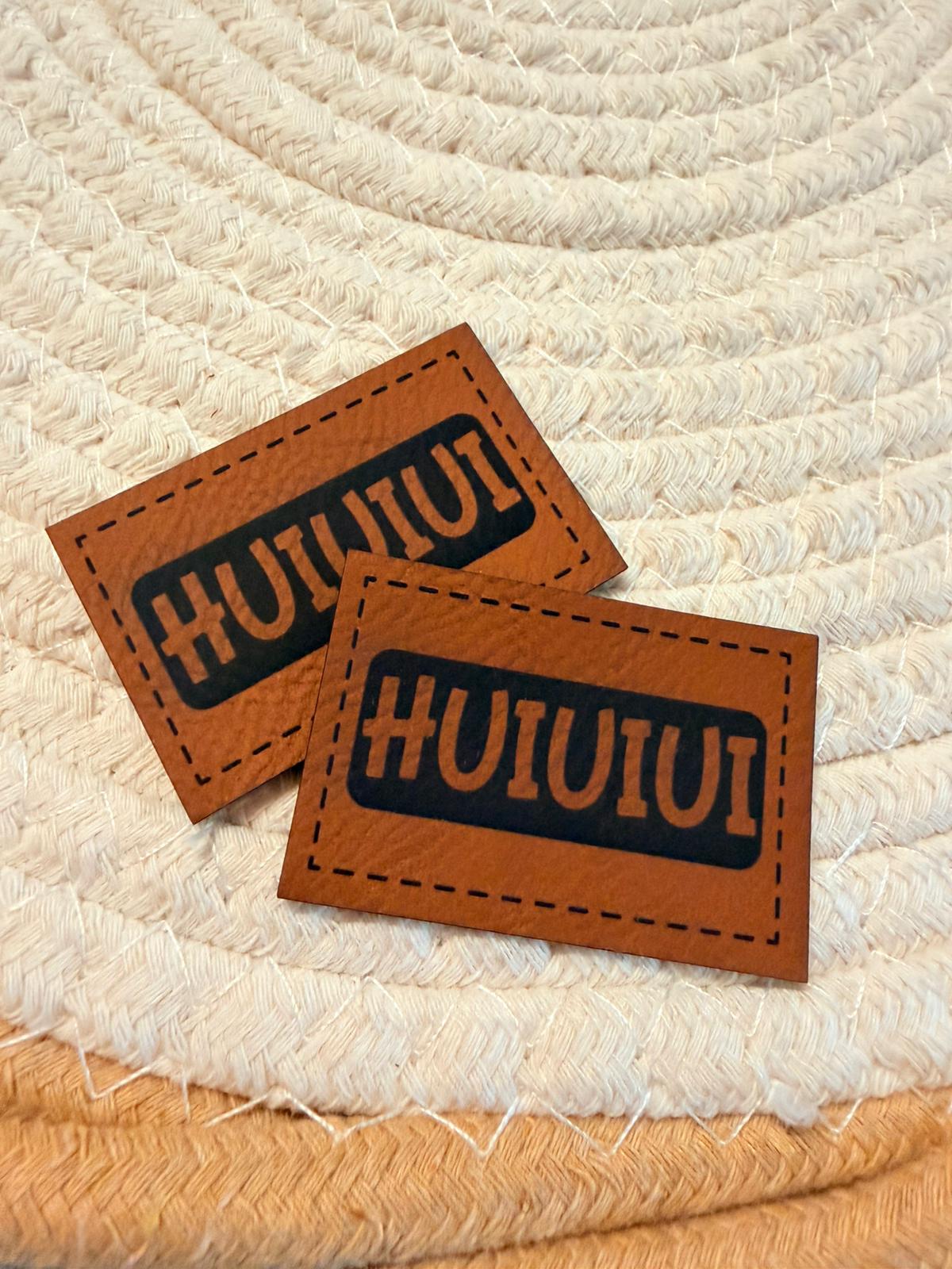 superweiches braunes Kunstlederlabel mit dem Spruch HUIUIUI