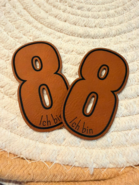 superweiches braunes Kontur Kunstlederlabel in Form einer Acht und dem Spruch Ich bin darin