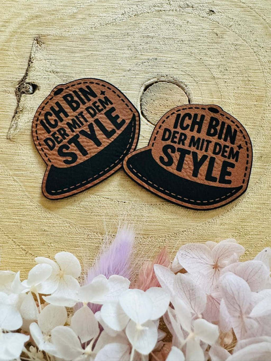 superweiches braunes Kontur Kunstleder Label mit einer Mütze und dem Spruch Ich bin der mit dem Style abgebildet