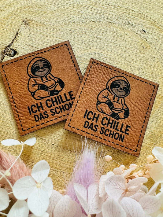 superweiches braunes Kunstleder Label mit dem Spruch ich chille das schon und einem kleinen sitzenden Faultier abgebildet