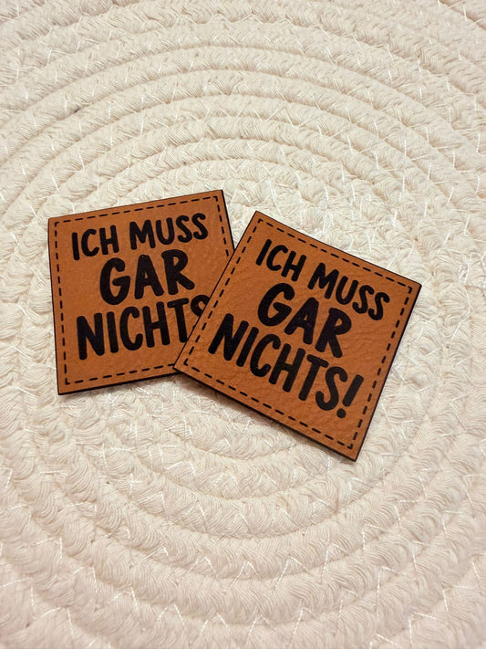 superweiches braunes Kunstlederlabel mit dem Spruch Ich muss Gar Nichts!
