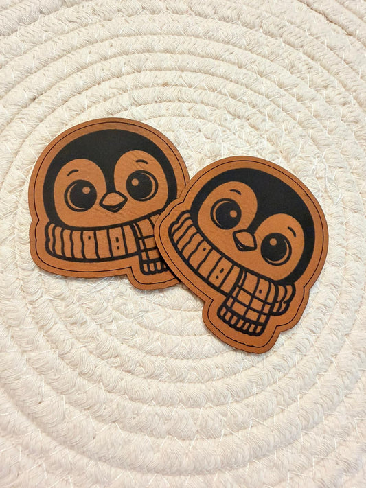 superweiches braunes Kontur Kunstlederlabel mit einem in einen Schal gemummelten Pinguin