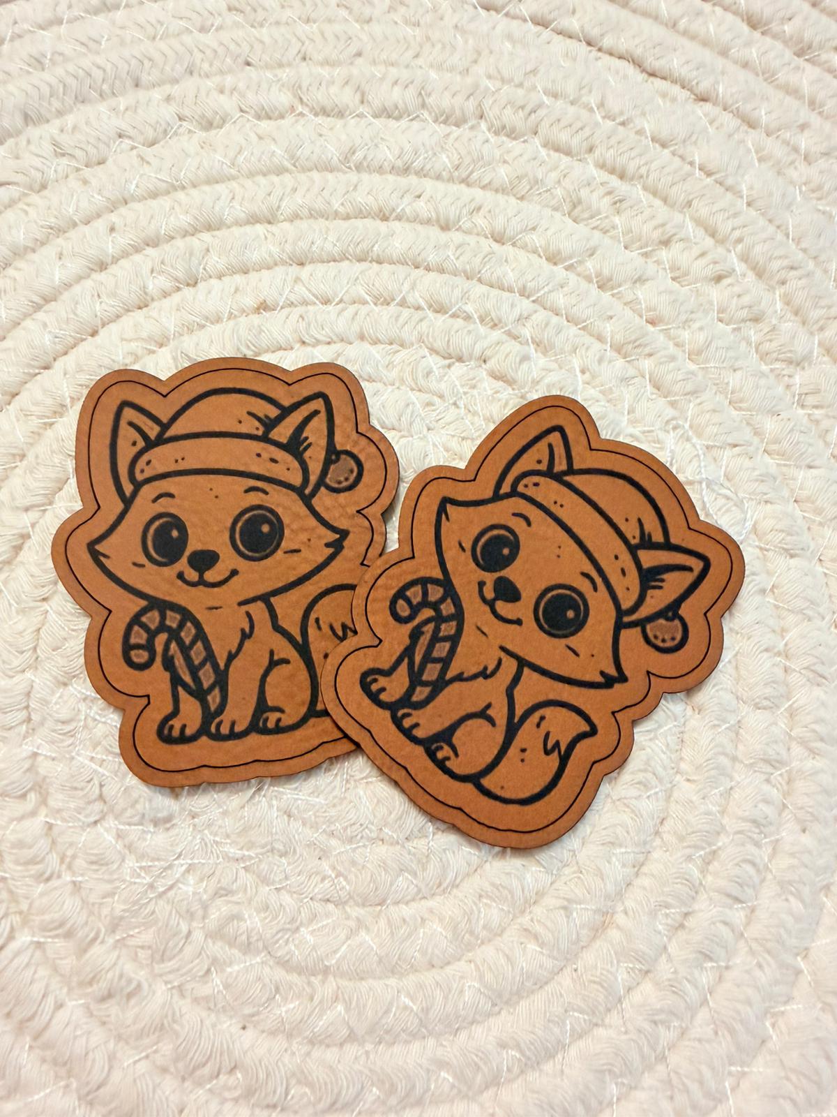 superweiches braunes Kontur Kunstlederlabel mit einem kleinen weihnachtlichen Füchschen 