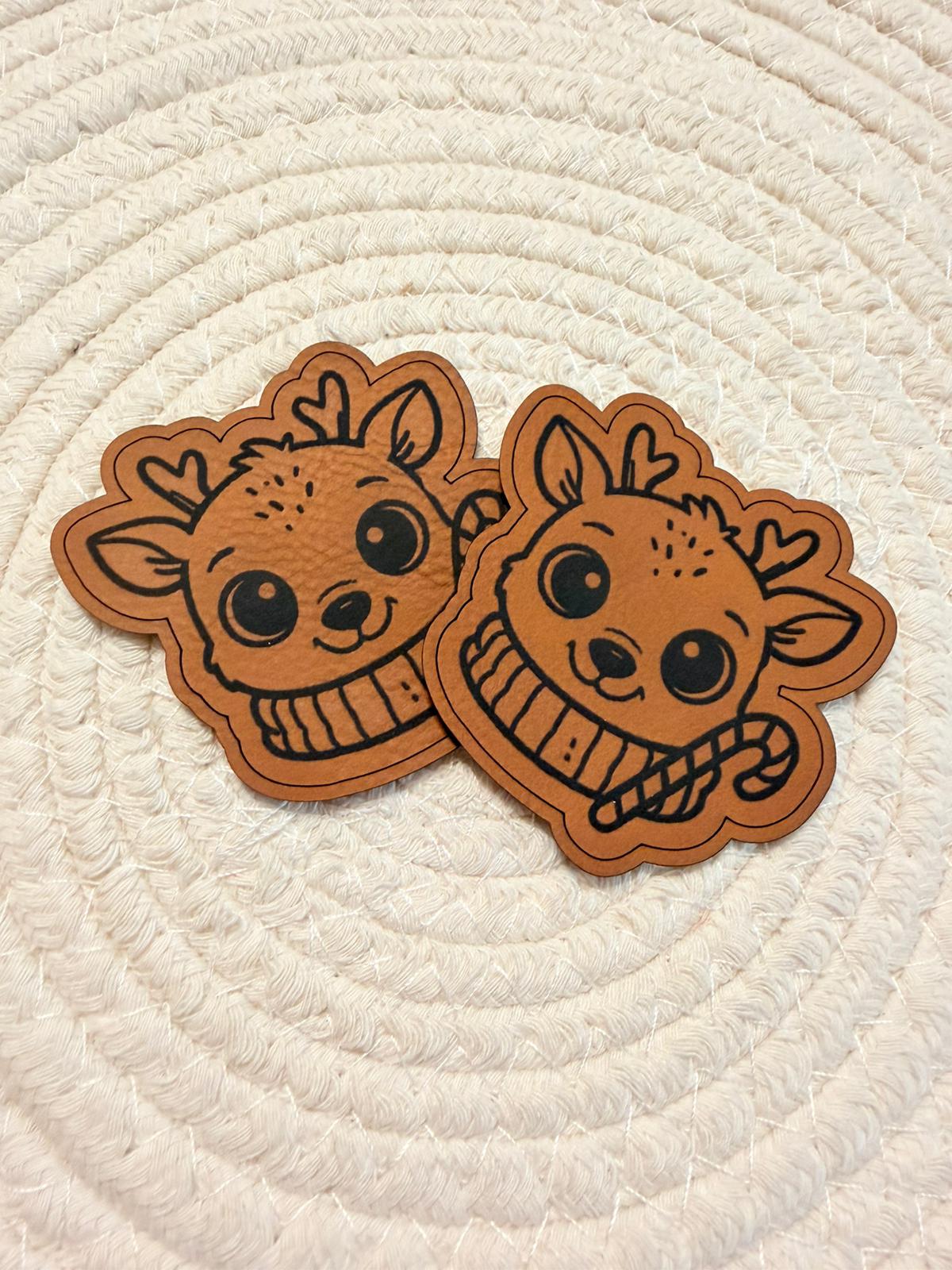 superweiches braunes Kontur Kunstlederlabel mit einem kleinen Reh in einen Schal eingemummelt