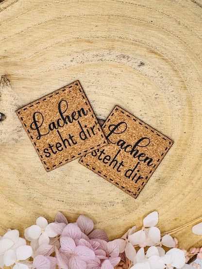 superweiches kunstlederlabel mit dem Spruch Lachen steht dir in Korkoptik