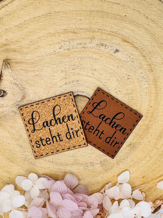 superweiches Kunstlederlabel mit dem Spruch Lachen sheht dir in braun und Korkoptik
