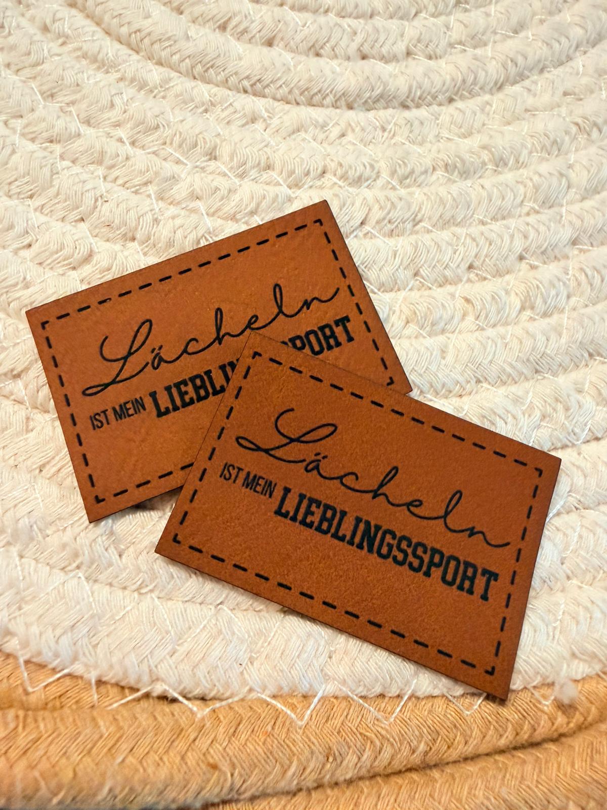 superweiches braunes Kunstlederlabel mit dem Schriftzug Lächeln ist mein Liblingssport