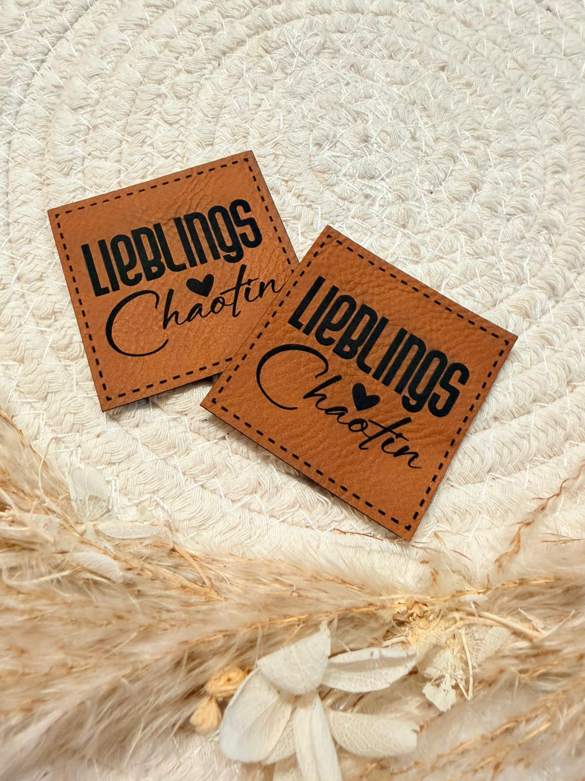 superweiches braunes Kunstlederlabel mit dem Spruch Lieblings Chaotin