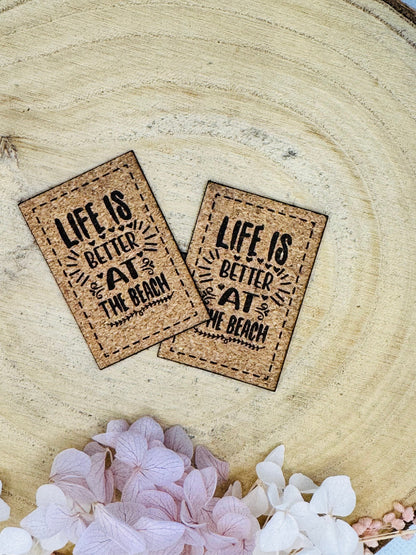 superweiches Kunstlederlabel in Kork Optik mit dem Spruch Life is better at the Beach