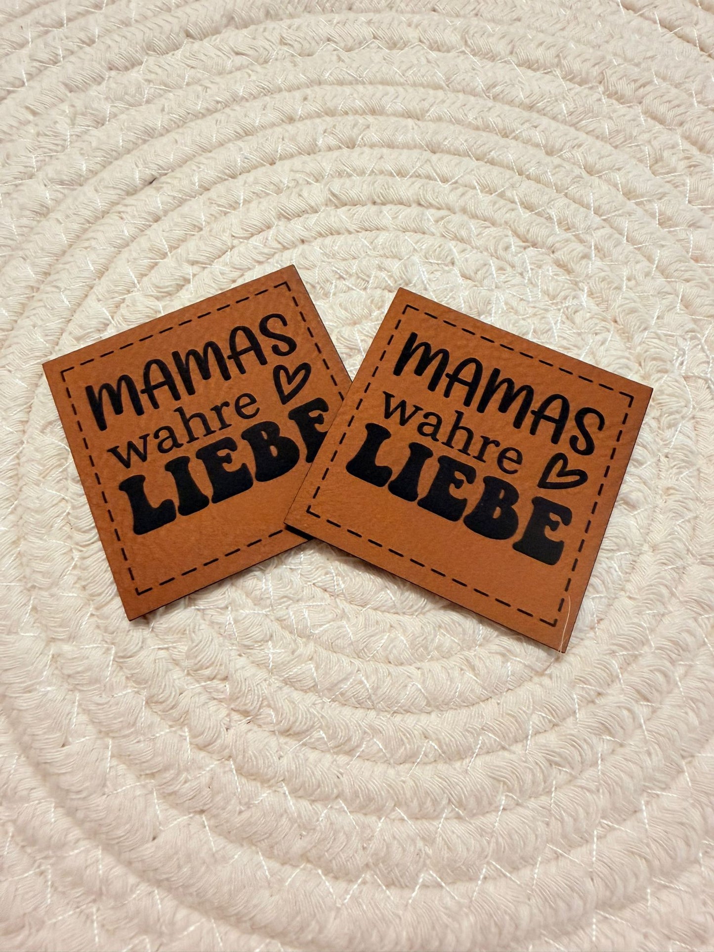 superweiches braunes Kunstlederlabel mit dem Spruch Mamas wahre Liebe