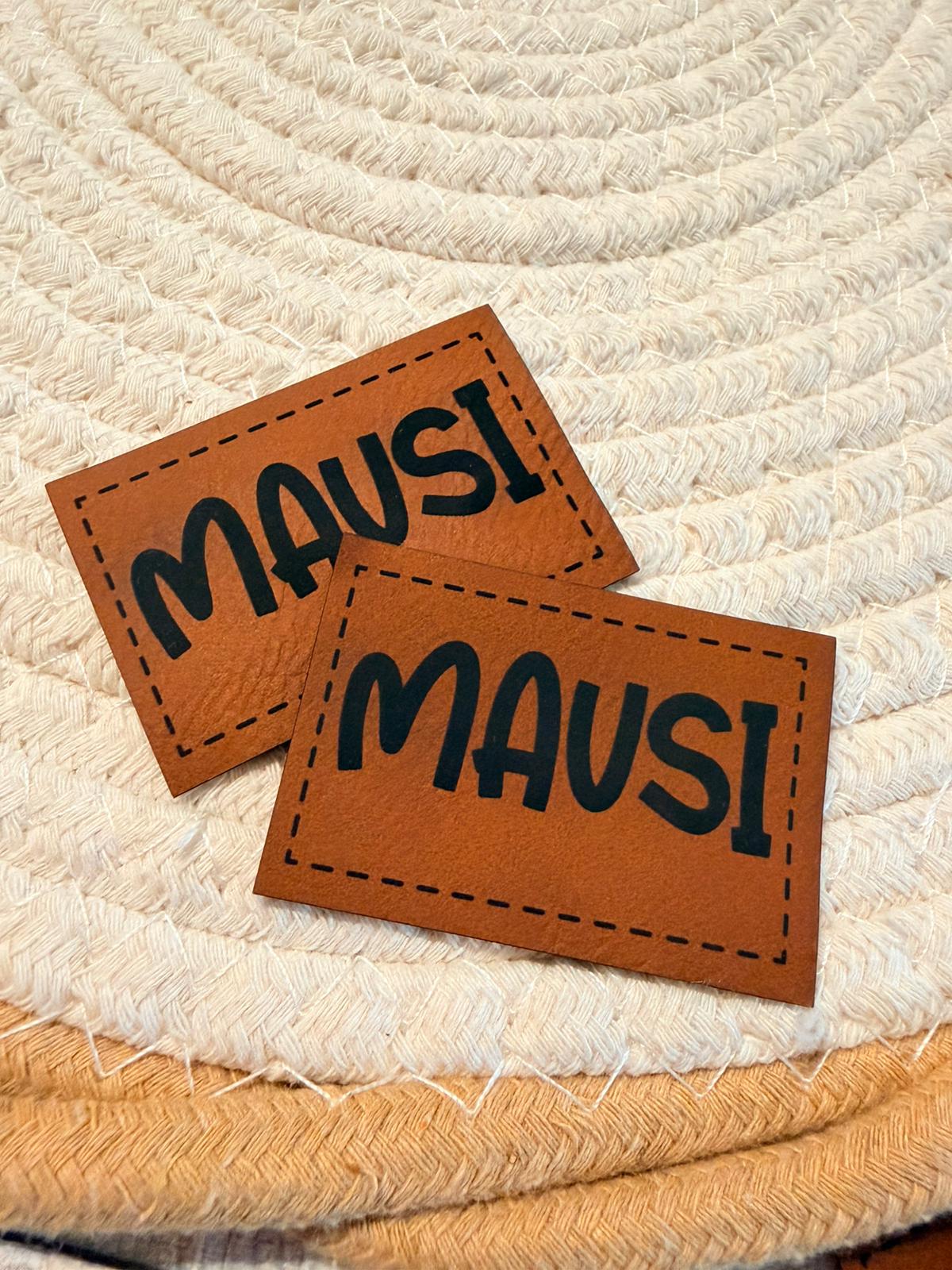 superweiches braunes Kunstlederlabel mit dem Spruch MAUSI