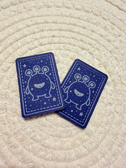 superweiches blaues Kunstlederlabel mit einem dreiäugigen Monsterchen