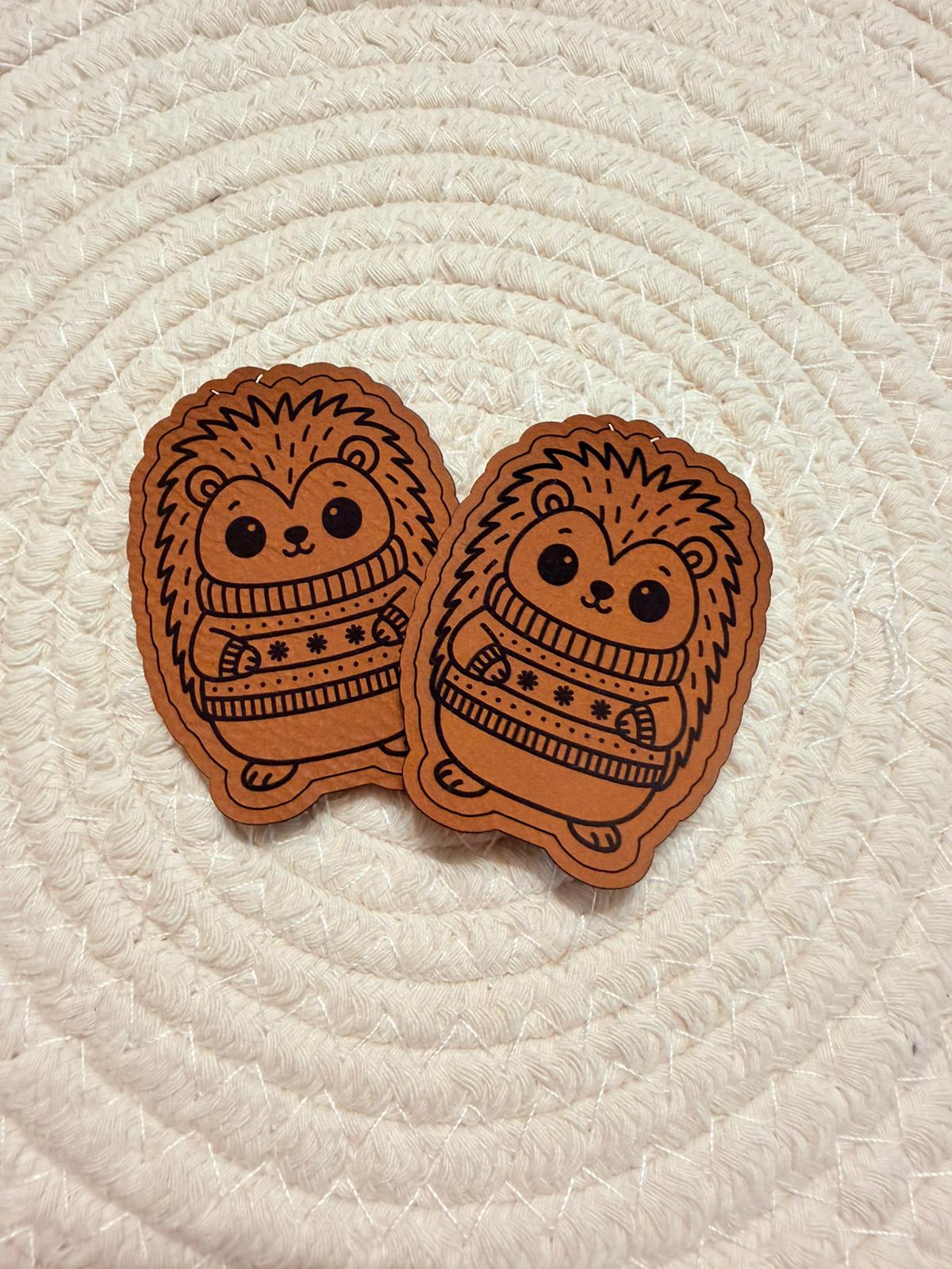 superweiches braunes Kontur Kunstlederlabel mit einem kleinen Igelchen in einem Pulli gekleidet