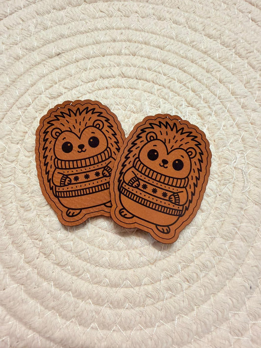 superweiches braunes Kontur Kunstlederlabel mit einem kleinen Igelchen in einem Pulli gekleidet