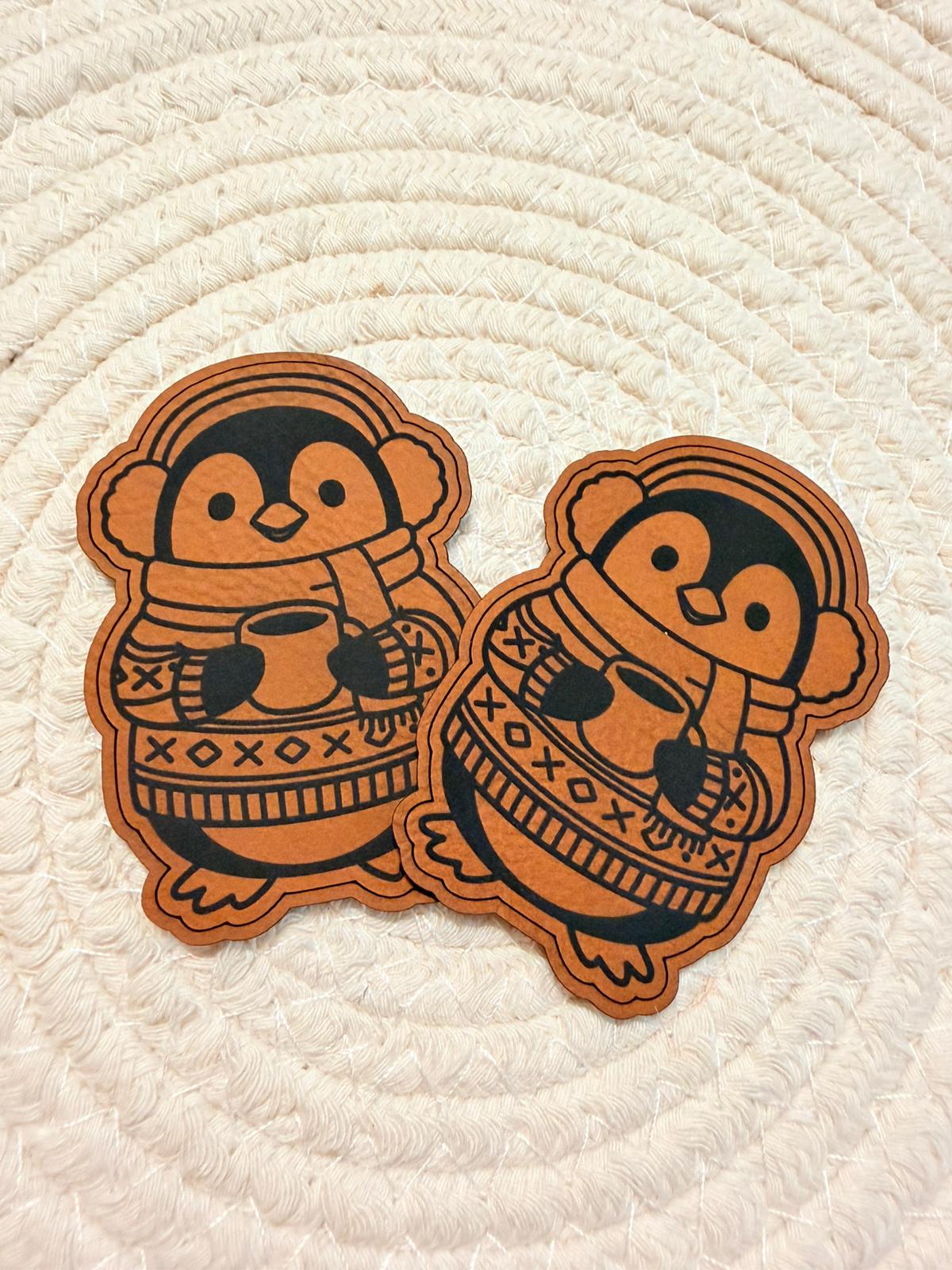 superweiches braunes Kontur Kunstlederlabel mit einem kleinen Pinguin in einem warmen Pulli gekleidet