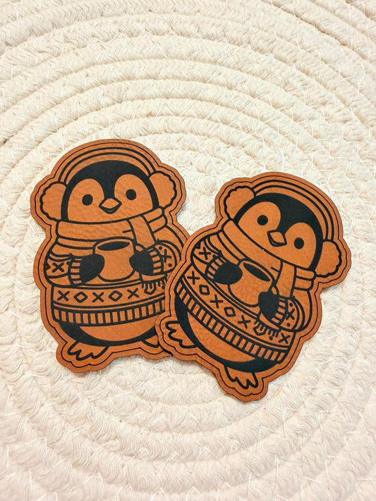 superweiches braunes Kontur Kunstlederlabel mit einem kleinen Pinguin in einem warmen Pulli gekleidet